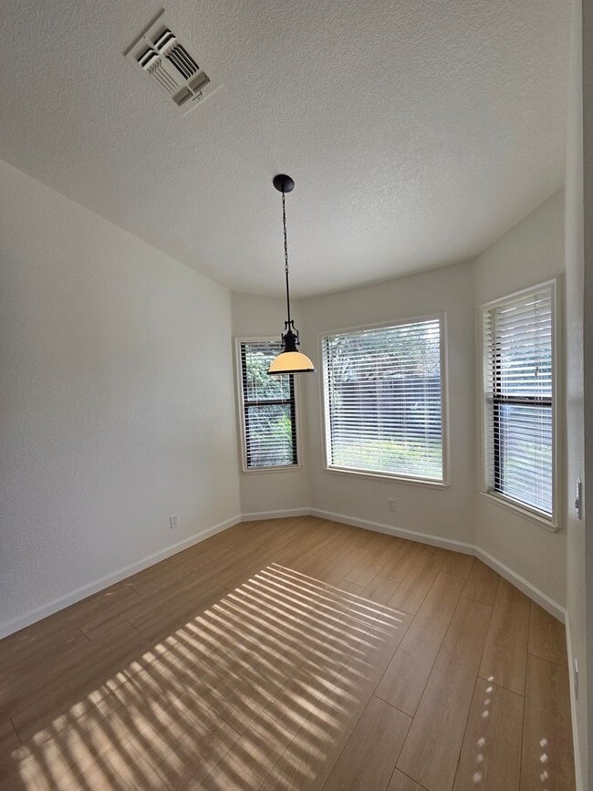 Building Photo - Super clean! 3 Bdrm, 2 Bath near Lembi Park