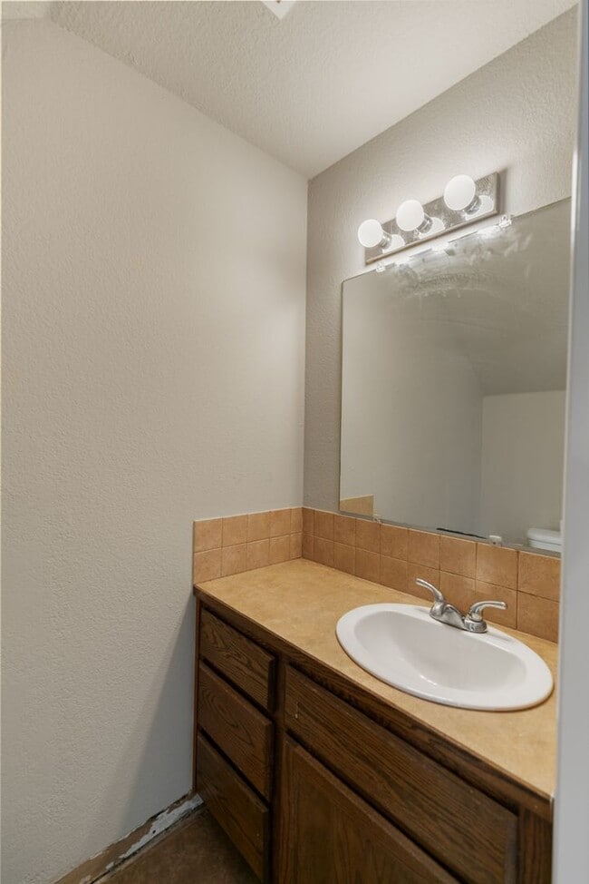 Building Photo - Siloam TownHome