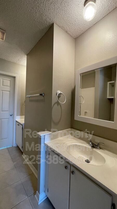 Building Photo - 914 W Tony St