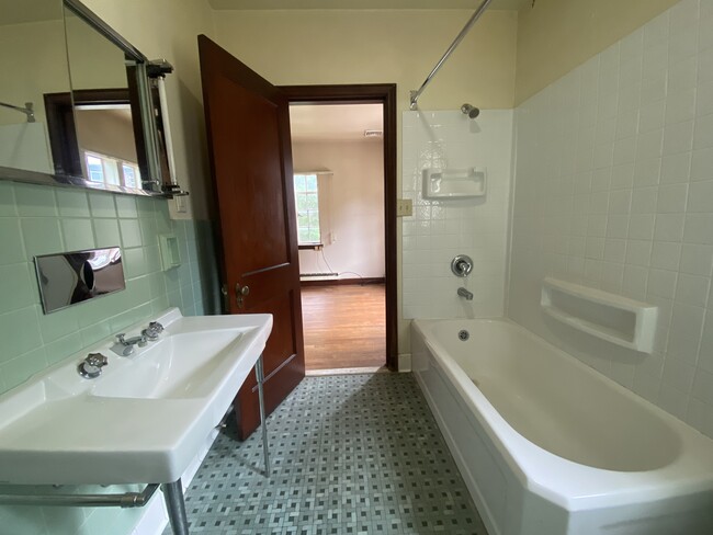 Building Photo - 102 Safe Harbor Village