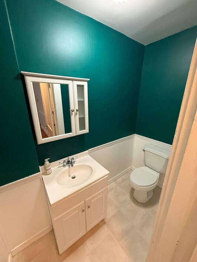 Building Photo - 3 Bedroom 1.5 bath Fan home for rent