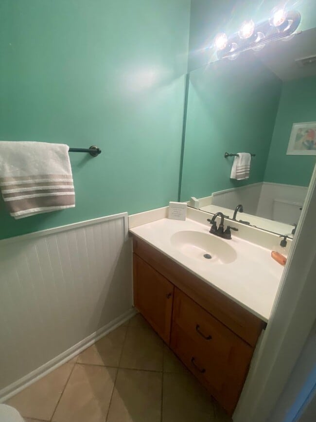 Building Photo - Golf Colony 12 F