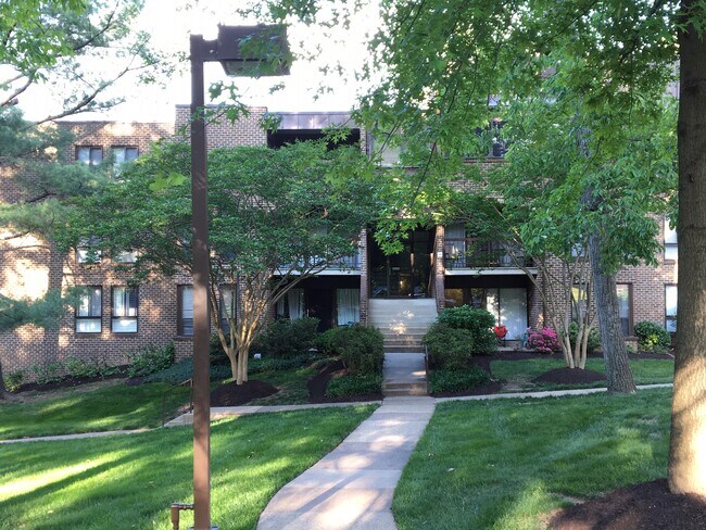 Building Photo - 11248 Chestnut Grove Square