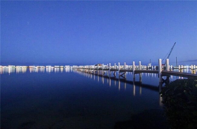 Building Photo - 1320 S Lakeside Dr