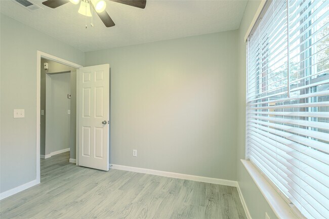 Building Photo - 8926 Sunny Point Dr