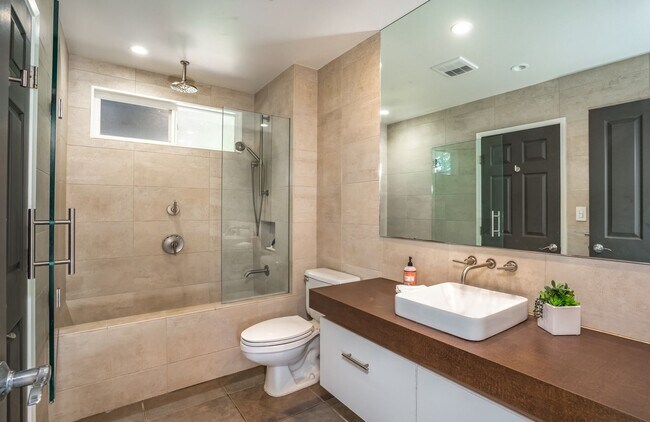 Building Photo - Beautifully Appointed Fully Furnished 4 bedroom/3 bathroom Kuau BayView House w/ Ocean views