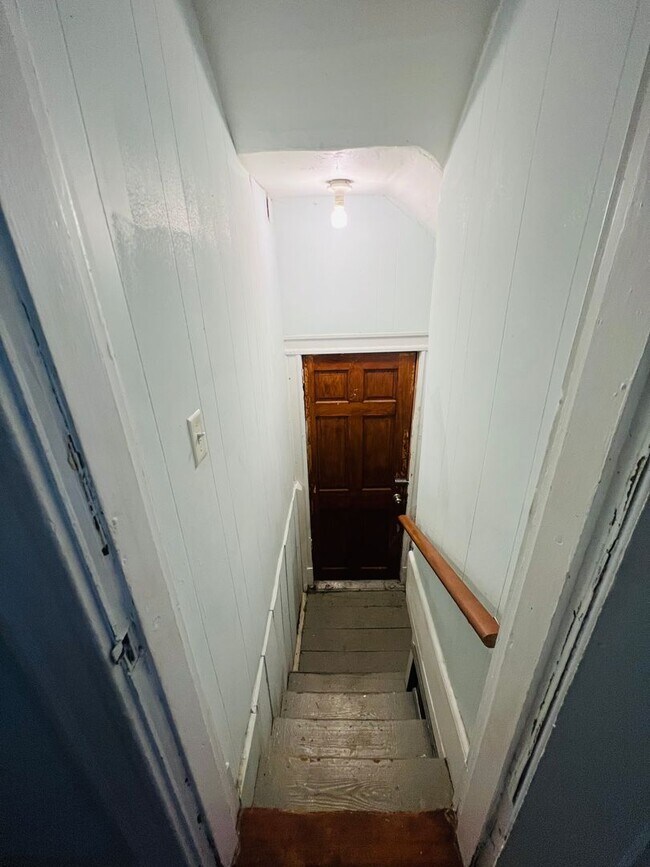 Building Photo - Charming 3bdrm/1.5bth Home Conveniently Lo...