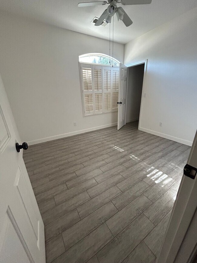 Building Photo - 2614 W Oakridge Ave