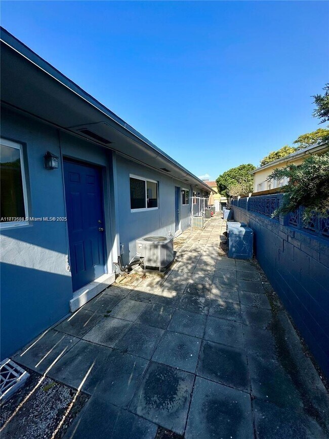Building Photo - 1821 N 17th Ct