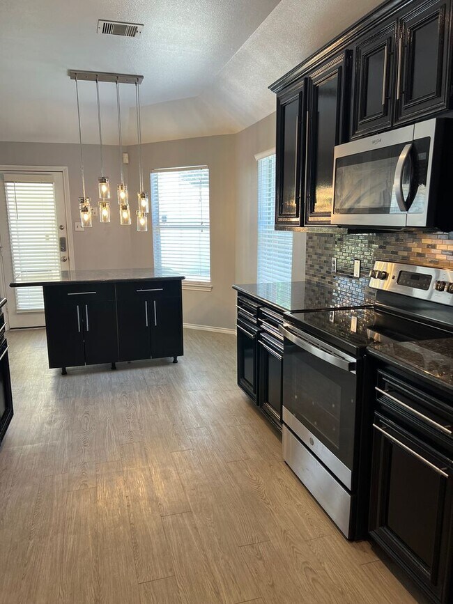 Building Photo - Eagle Springs Home Ready for Immediate Occupancy