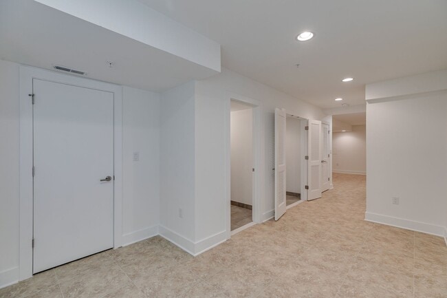 Building Photo - 326 Potts St
