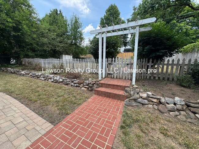 Building Photo - Charming and Updated Home in Raleigh Court with Fenced In Yard, Lawn Care Included!