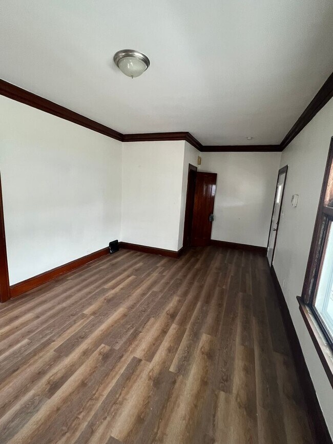 Building Photo - Charming 4-Bedroom Single-Family Home in C...