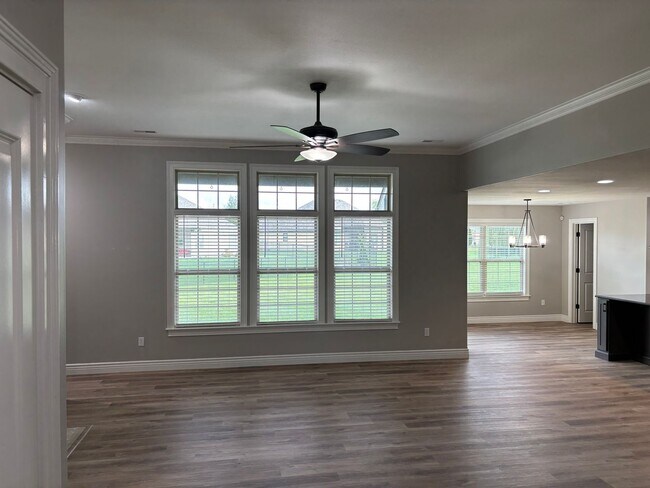 Building Photo - Single Family Home - Available For Rent in Old Hawthorne!