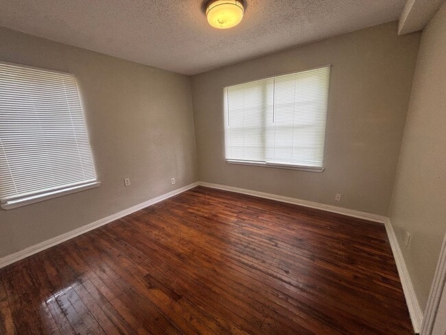 Building Photo - Lovely 4 Bedroom 2 Bath Home with Detached 2 Car Garage and Fully Fenced Huge Yard!!