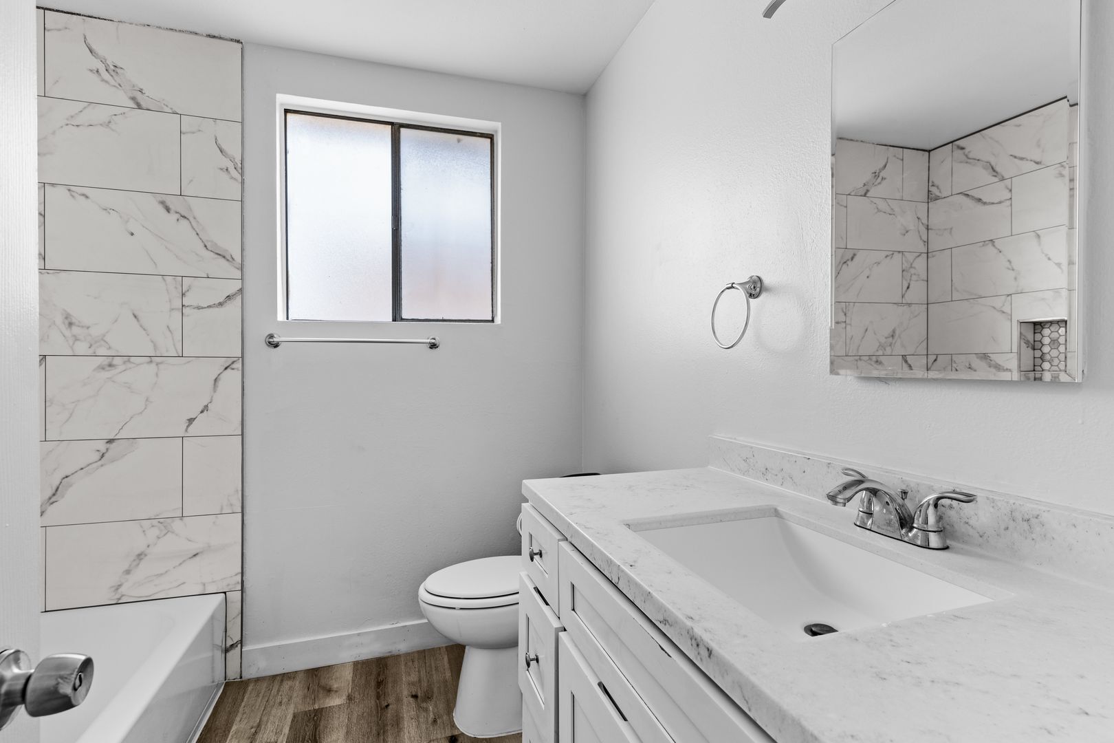 Building Photo - 1050 Gaviota Ave