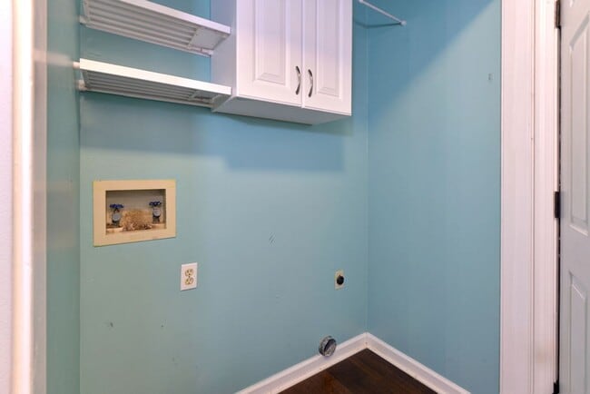 Building Photo - Beautifully Renovated Running Man Gem - Co...