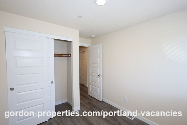 Building Photo - SE 121st Ave- 3 bedroom townhome with gas fireplace