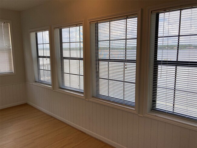 Building Photo - 554 Harbor Dr