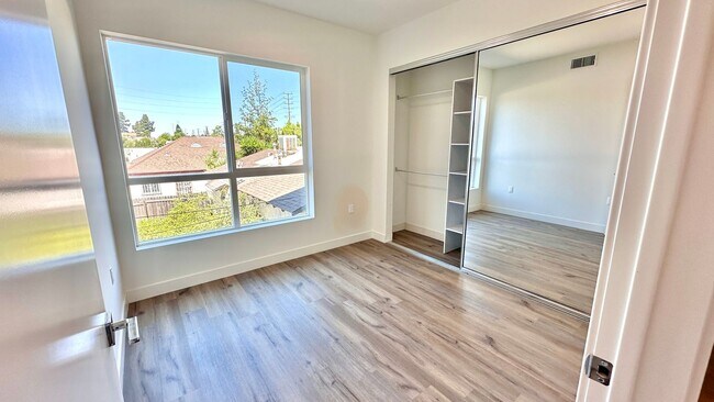 Building Photo - Luxury NoHo Brand New Units!