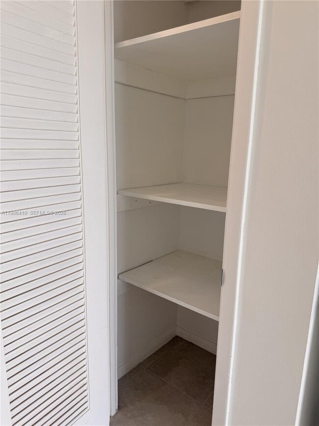 Building Photo - 2223 Park Ln