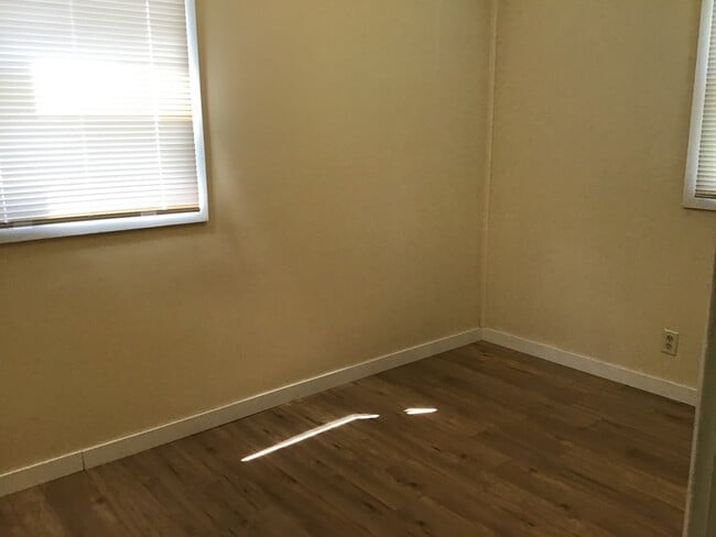Building Photo - 2 Bedroom Single Family Home With Detached...