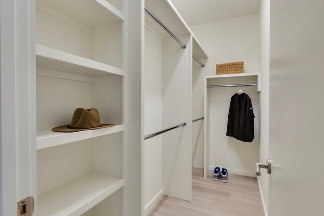 Building Photo - Professional Coliving - Private Room & Wal...