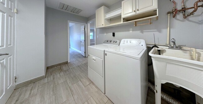 Building Photo - 6475 Cedarbrook Dr