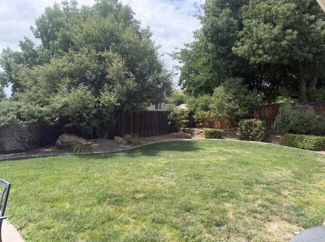 Building Photo - Charming 3 Bed, 2 Bath St. George Rental with 1417 Sq Ft - Don't Miss Out!