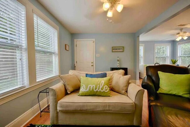 Building Photo - 1925 Iberville St