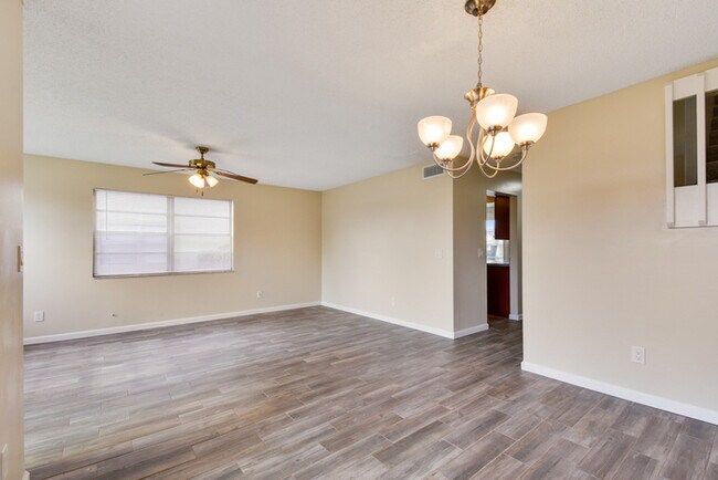 Building Photo - BEAUTIFUL THREE BEDROOM TOWNHOME WITH GARAGE(AVAILABE NOVEMBER)