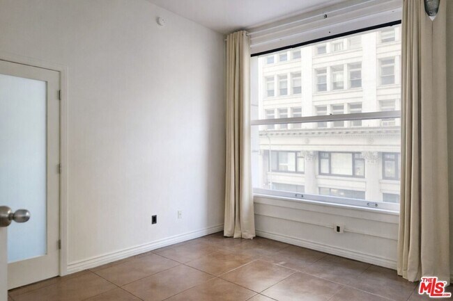 Building Photo - 215 W 7th St