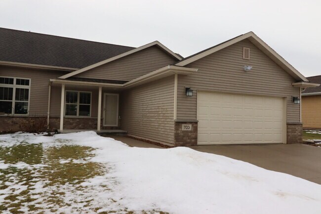 Building Photo - Large 3 Bedroom 2 Bath Townhouse style Duplex