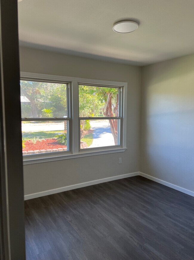 Building Photo - 1704 Cherry St