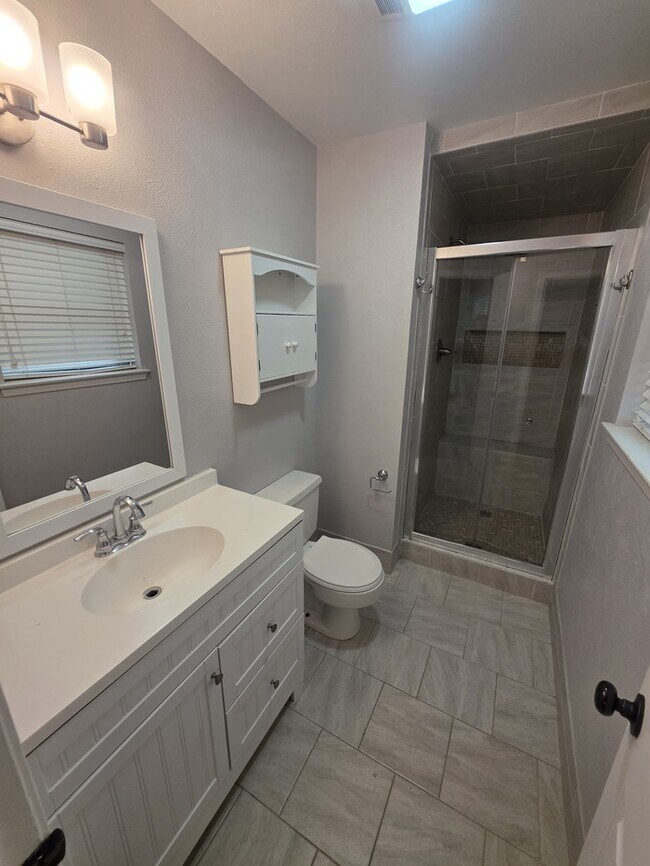 Building Photo - 3 bed 2 bath home with 2 car garage!