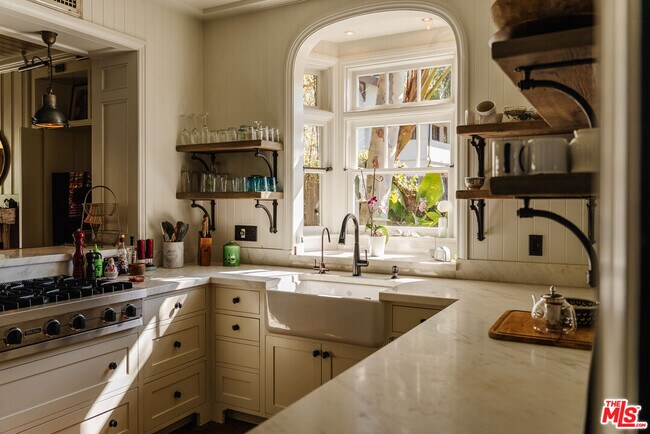 Building Photo - 430 Mesa Rd