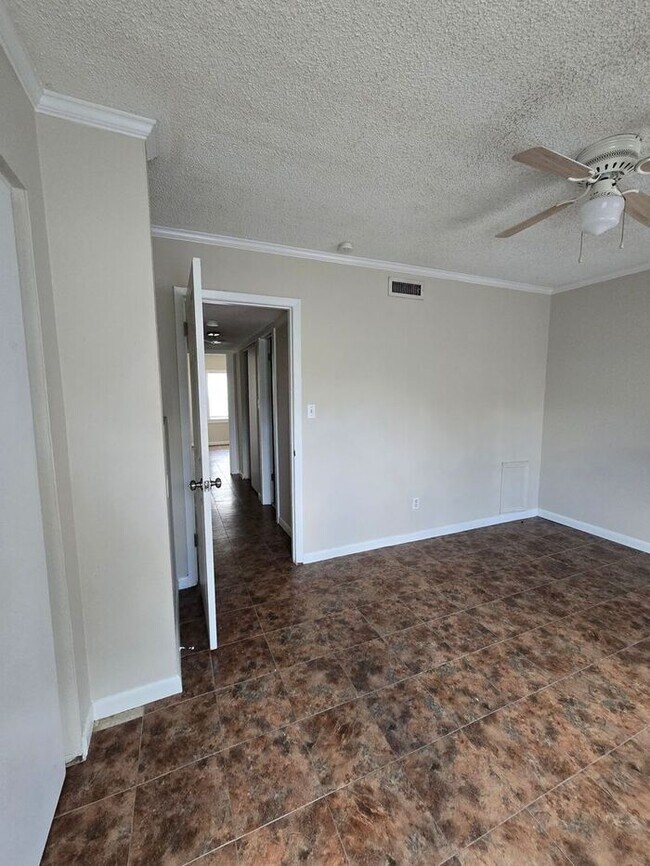 Building Photo - 2 bedroom Townhome off Pensacola Available