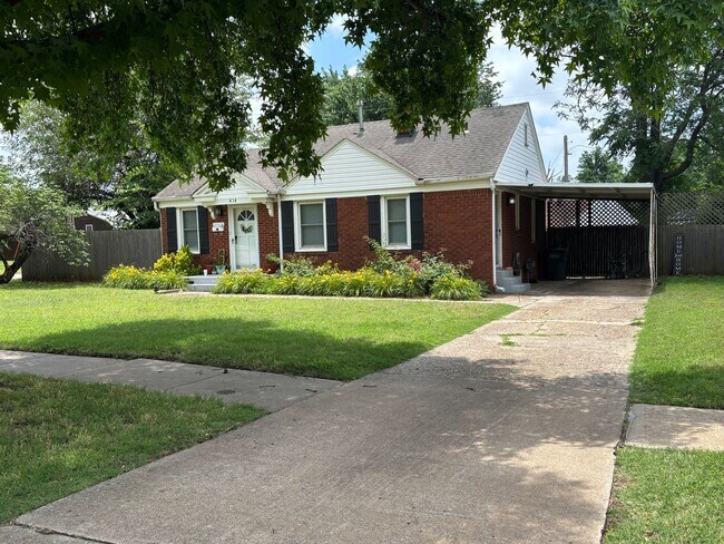 Building Photo - Remodeled 2 bedroom, 1 bathroom house in Capitol View neighborhood Edmond, OK with washer and dry...