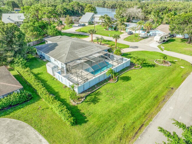 Building Photo - 154 SE Naranja Ave