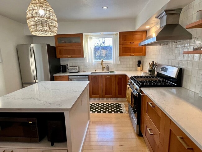 Building Photo - Available in July! Pet Friendly Fully Furn...