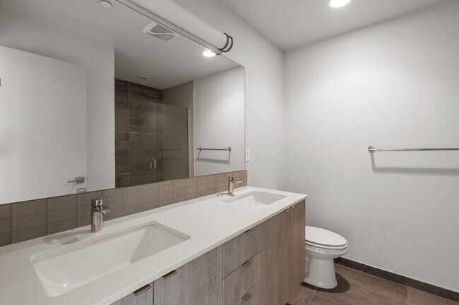 Building Photo - Stylish 3 BR/ 2/5 BA townhouse in Seattle