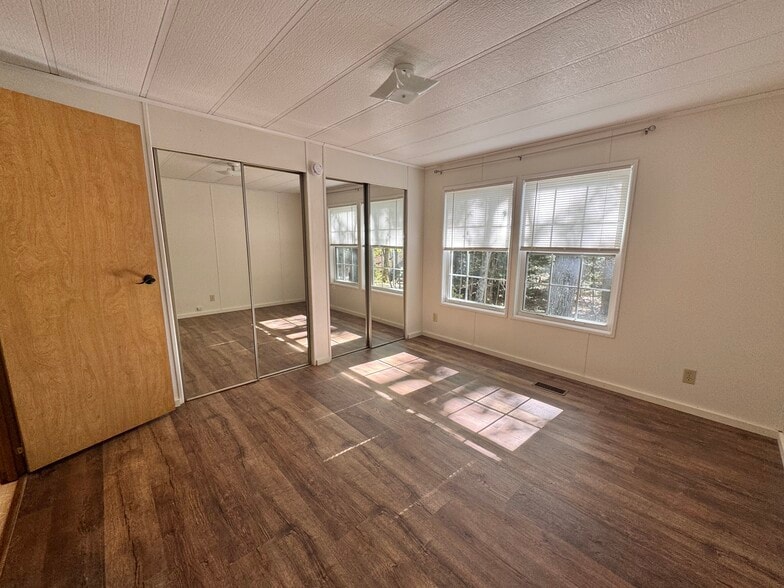 Building Photo - 24 Oakwood Ln