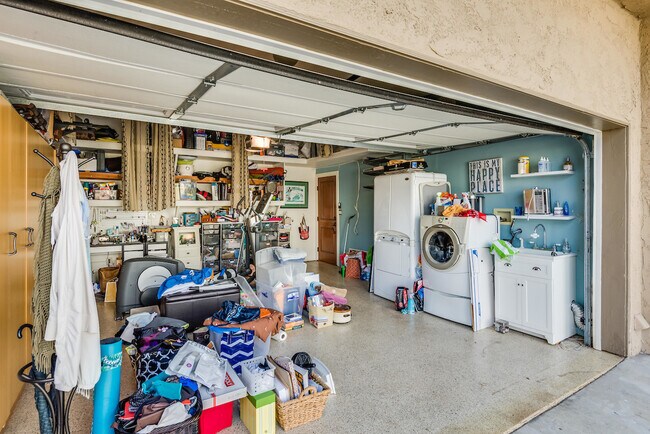 Building Photo - 2006 Manhattan Beach Blvd