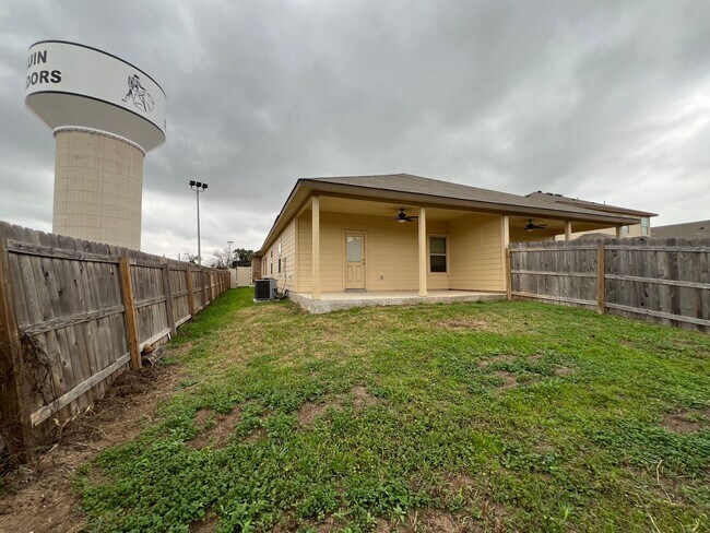 Building Photo - Luxury 3/2 Duplex in Seguin, Texas