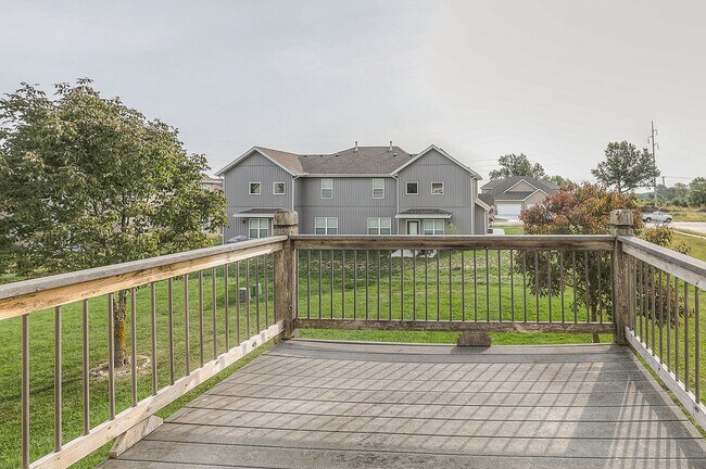 Persimmon Deck Area - 769 S Evergreen St