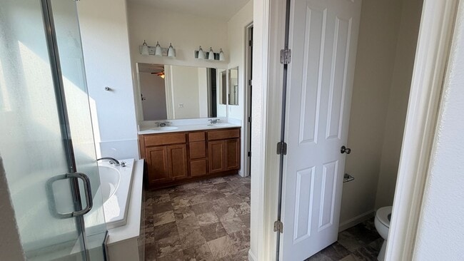 Building Photo - 5 Bed/ 2 Bath AVAILABLE NOW!