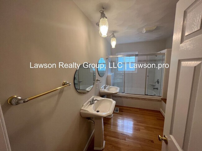 Building Photo - Beautiful Cave Spring Split Level with Bac...