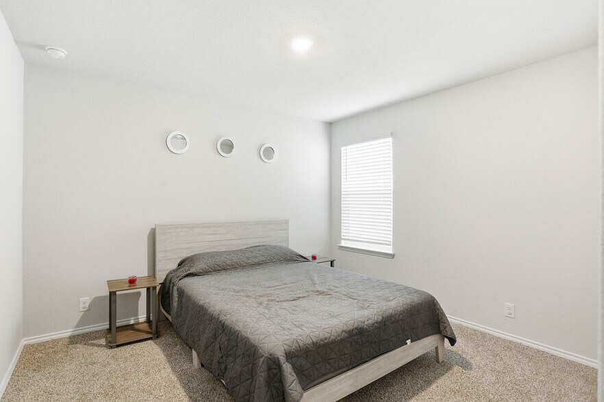 Building Photo - Room in House on Navidad Pike