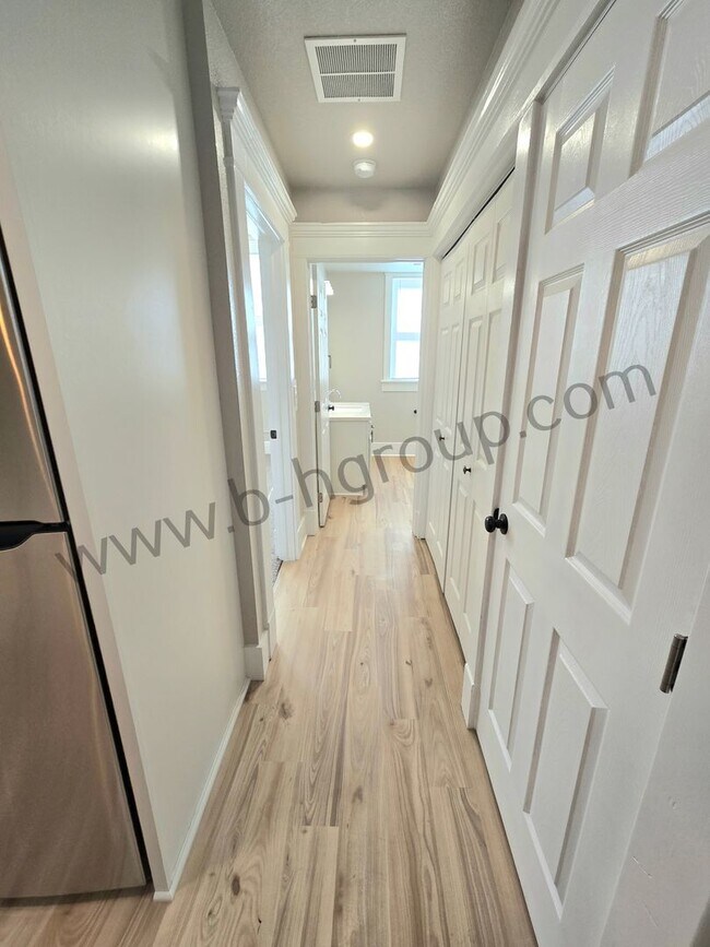 Building Photo - 715 57th St