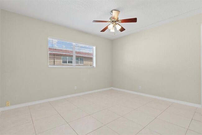 Building Photo - 751 Pine Dr